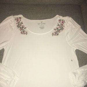 AEO Long sleeved shirt w/floral design.